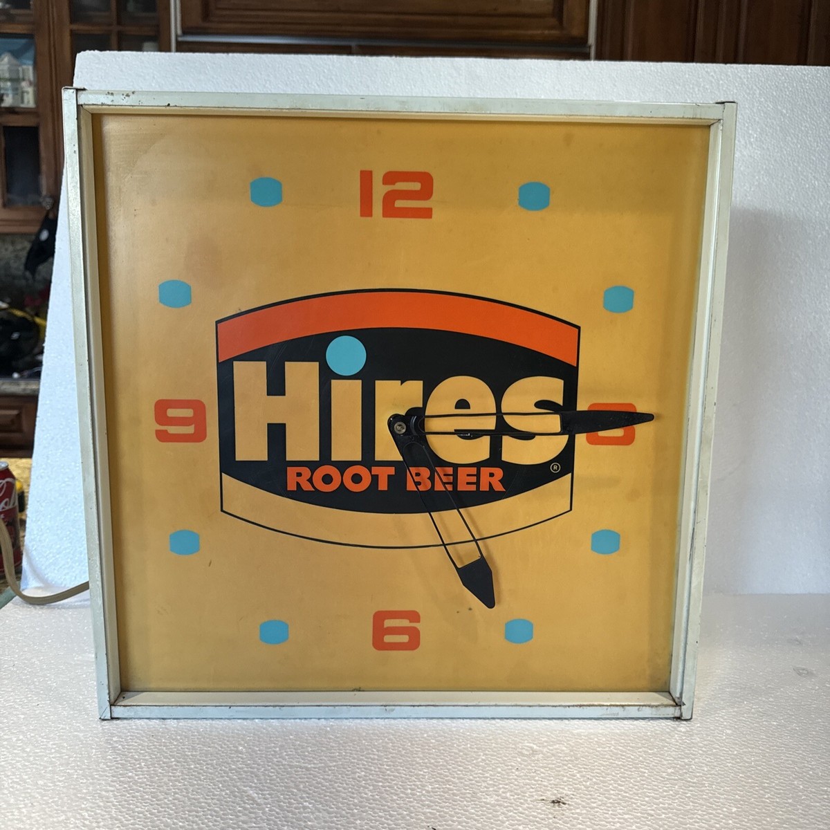 VINTAGE DRAFT STYLE HIRES ROOT BEER LIGHTED CLOCK SIGN Clock Works