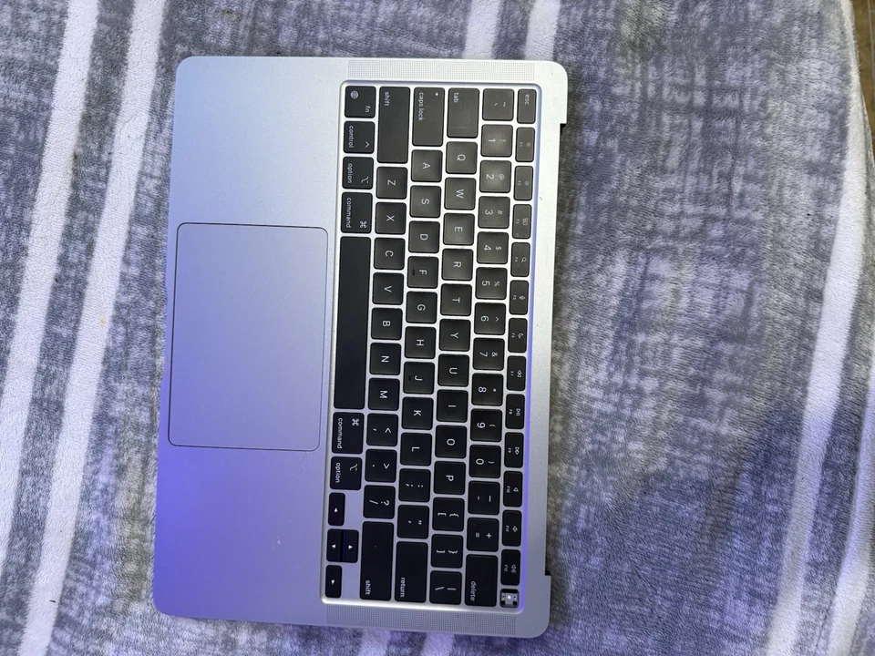 MacBook Air A2337 M1 2020 Foto 3 de 4