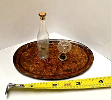 ANTICO VASSOIO IN METALLO SCALA LG FASHION DOLL HOUSE CON BOTTIGLIA IN VETRO SOFFIATO BRANDY LOTTO