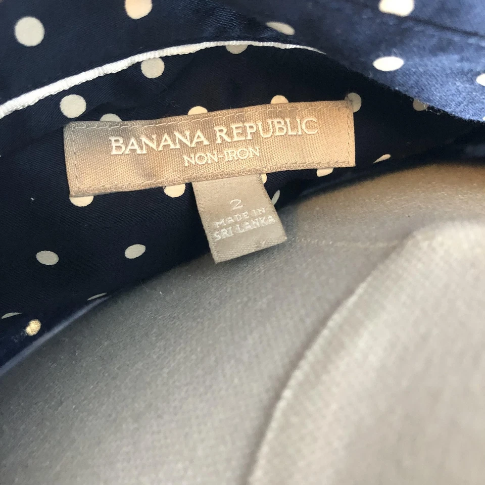 Camisa Banana Republic para mujer 2 azul marino sin hierro sin mangas a lunares botón delantero Foto 3 de 4