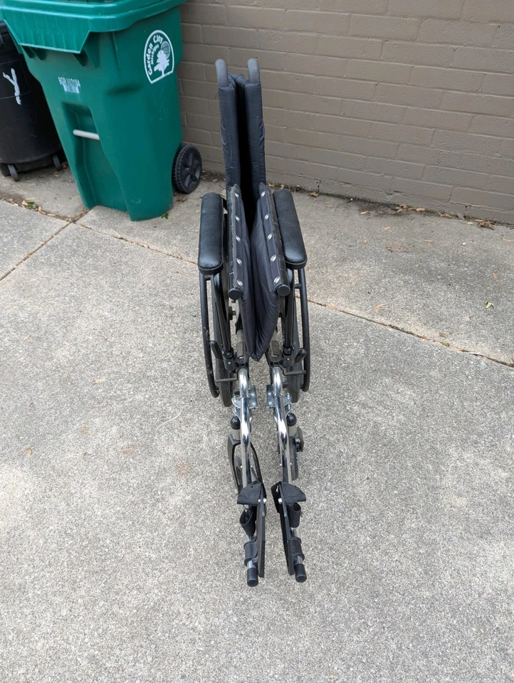 Silla de ruedas Invacare Series 9000 modelo 9000XT, negra Foto 4 de 4