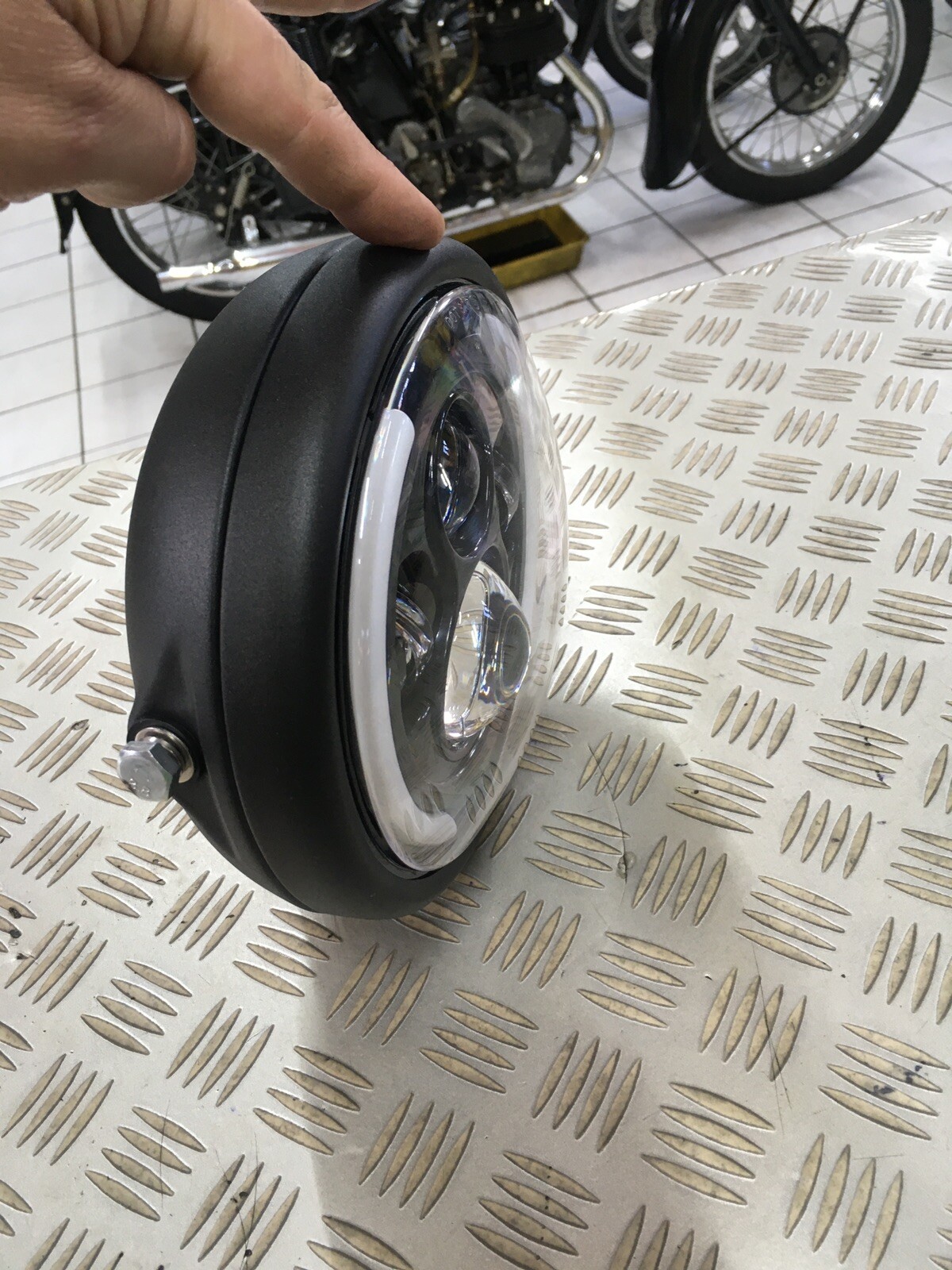 Phare optique LED anti-vibrations pour réparer un éclairage de moto défaillant