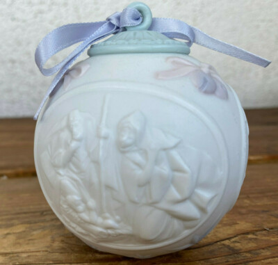 Lladro Spain Annual Christmas Ball Round Ornament 1995 White Blue Globe NO BOX