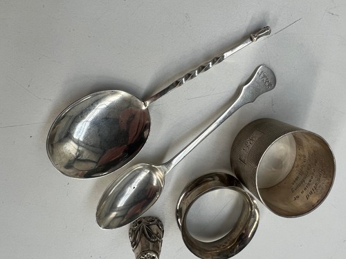 (Z) OLD HALLMARKED SILVER SPOONS, NAPKIN RINGS & THIMBLE - SCRAP / RESALE 84.4g - Picture 2 of 11