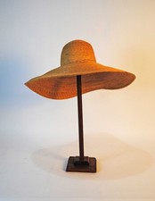 LADIES LARGE 21 INCH WOVEN STRAW HAT, CIRCA 1920s