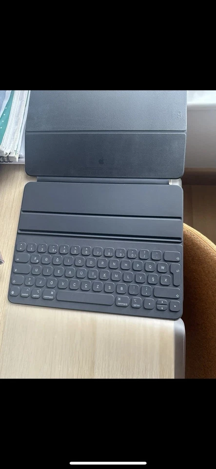 Tastiera Apple Smart Folio 199€. iPad Pro 3a generazione 12,9 pollici TURCO non QWERTY - NUOVO - Immagine 3 di 3