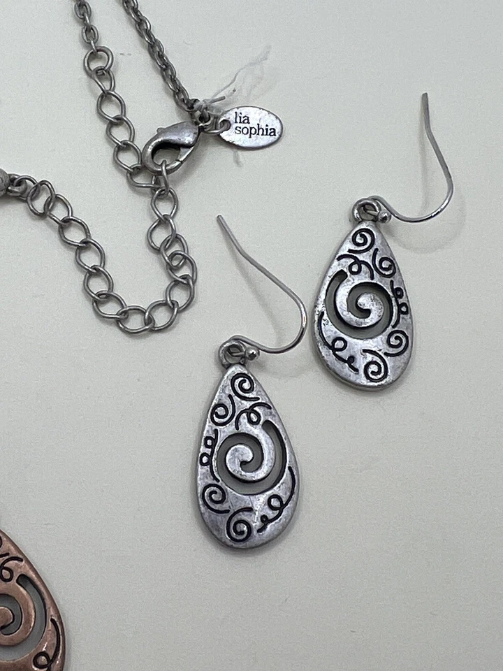 Conjunto de collar y pendientes perforados Lia Sophia “Day Dreamer” corazón de paz y remolinos Foto 4 de 4