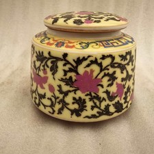 Antigua porcelana amarillo esmalte color enredado flor de loto patrón palacio teájar