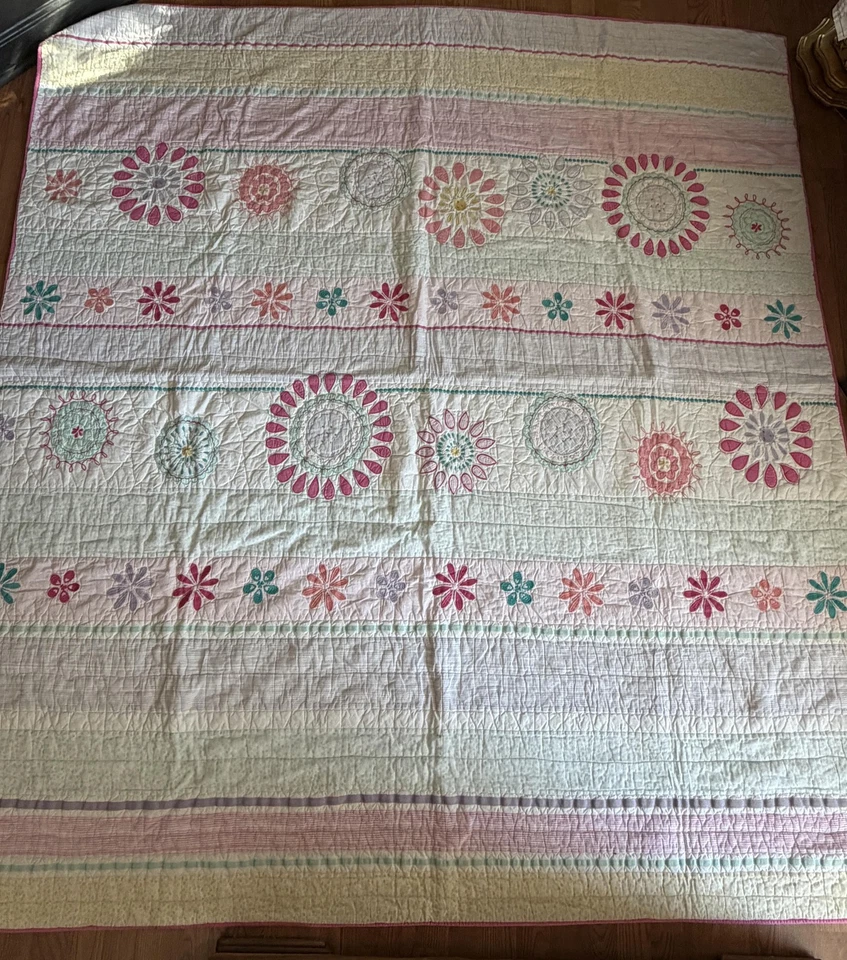 Colcha infantil Pottery Barn completa/rainha floral medalhão aplique reversível rosa - Imagem 2 de 4