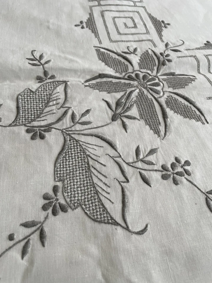 ancienne grande nappe richement brodée main de fleurs /7269V0 - Photo 2/4