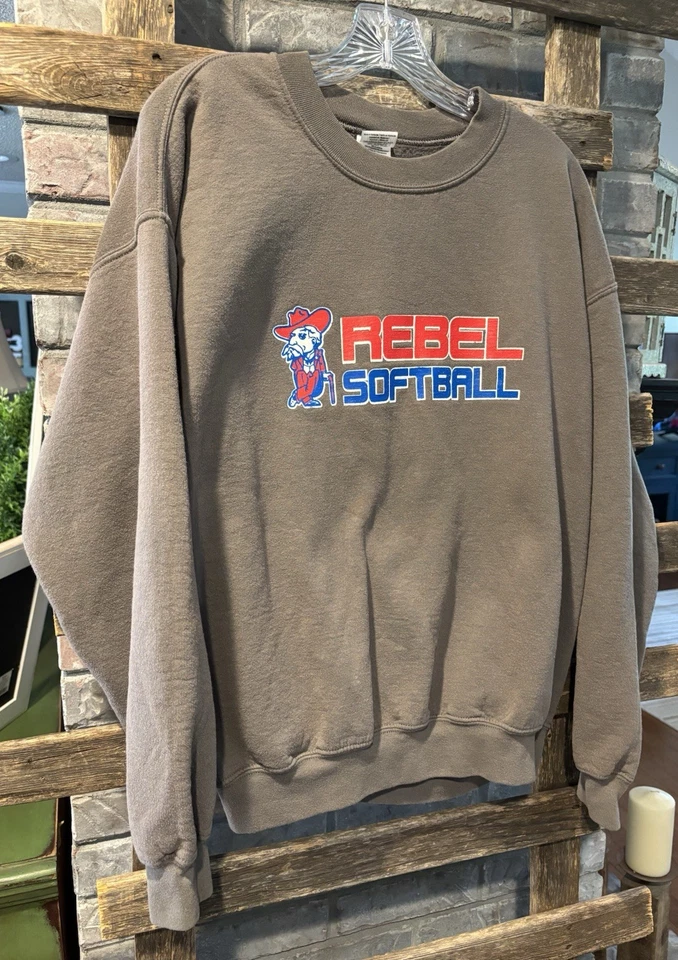 Sudadera De Colección Ole Miss Rebels Coronel Reb SOFTBOL 50/50 Gildan Pesada GRANDE Foto 4 de 4