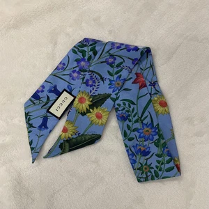 Foulard Gucci à fleurs