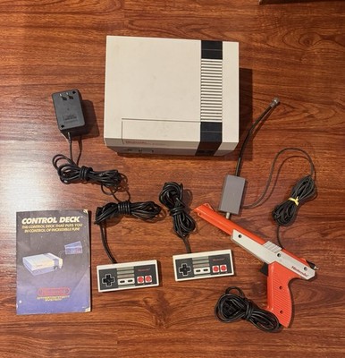 Nintendo NES-001 Console Bundle Console, 2 Controllers, Zapper, Power Cord & RF 