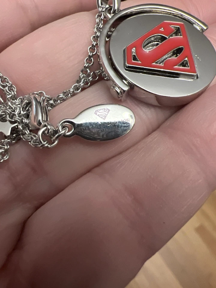 Colar Logotipo Superman Cor Prata DC Comics Licenciado Super-herói Vintage - Imagem 2 de 2