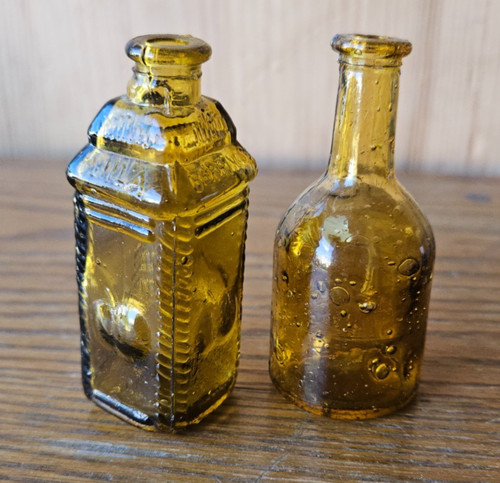 BERRING APPLE BITTERS/ APOTHACARY AMBER MINI BOTTLES. VINTAGE MADE IN TAIWAN