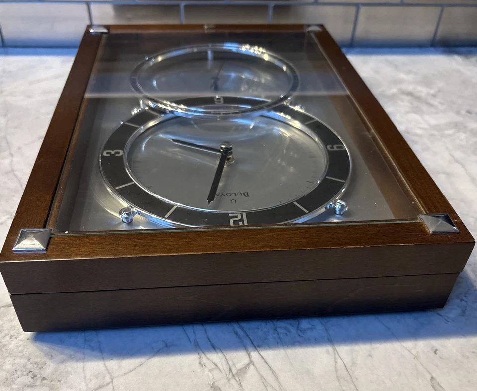 Reloj de Pared Bulova Plata Doble Cara Enmarcado Madera Funciona Estilo Moderno Foto 4 de 4