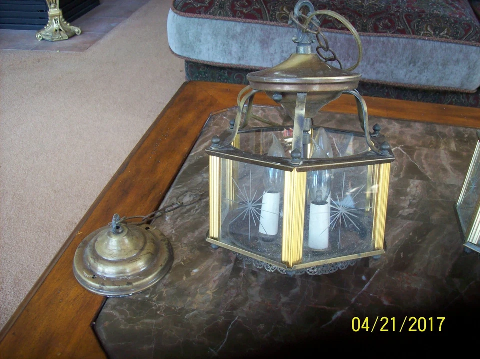 Iluminación eléctrica antigua de latón y vidrio grabado 3 colgantes y montaje en pared Starburst Foto 4 de 4