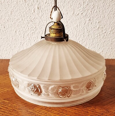 Nette Jugendstil Lampe mit Rosen verziertem Glasschirm & Messingfassung 1900/10