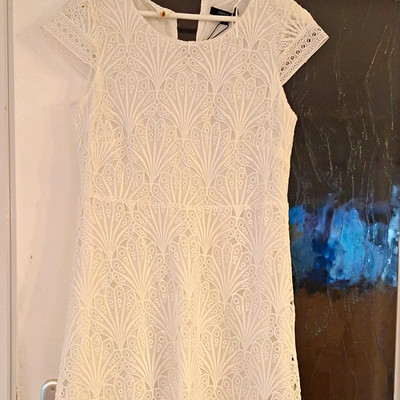 Comma Fit&Flare Kleid Gr. 38 knielang Spitze Kurzarm Rundhals weiß uni