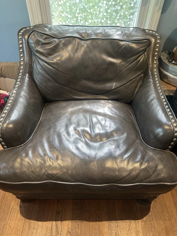 2 cadeiras cravejadas de couro cinza carvão e sofá combinando - Imagem 3 de 4