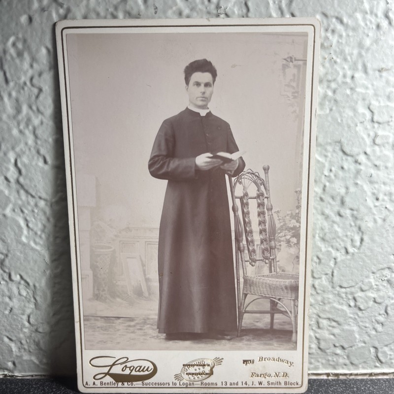 c. 1895-1900 Fargo ND Cabinet Card of Handsome Priest - A.A. Bentley & Co. Photo