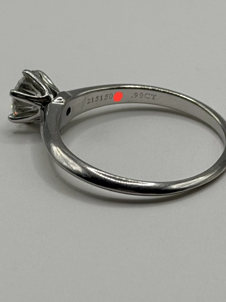 БЕЗУПРЕЧНОЕ — обручальное кольцо Tiffany & Co с круглым бриллиантом-солитером из платины 0,90 карата - Изображение 4 из 4