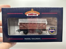 OO Bachmann 37-702 10 Ton Cattle Wagon BR Bauxite - (NEW IN BOX)