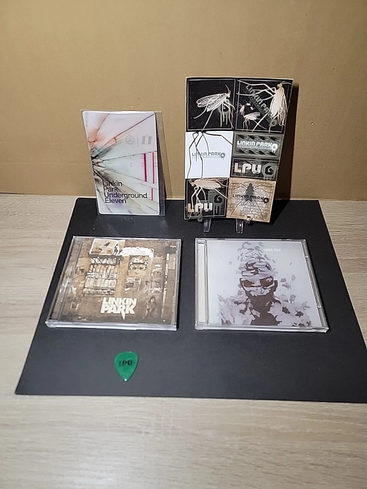 Лот товаров Linkin Park фан-клуб. 2 компакт-диска, ламинат для участников, наклейки и медиатор для гитары - Изображение 2 из 4