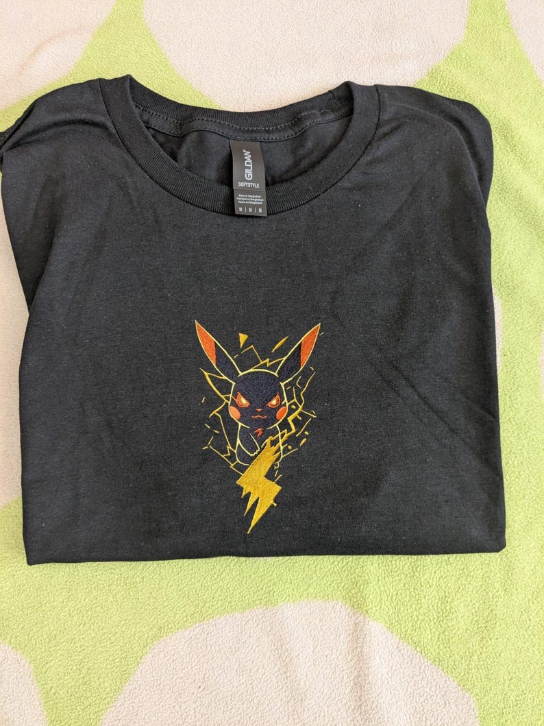 Electric Anime Poké Camiseta Inspirada