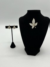 Signed JJ White Enamel Gold Tone Metal Four Leaf Brooch w/Clip on Earrings