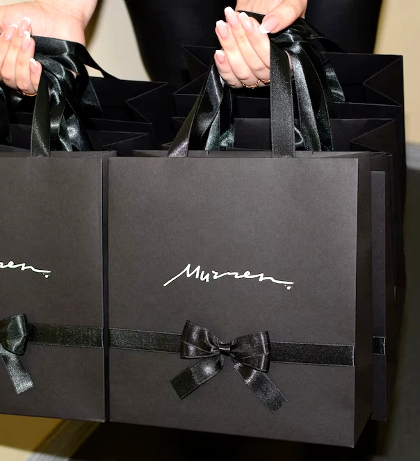 Bolsas negras personalizadas para regalos de boda con escritura personalizada - perfectas para dulces Foto 2 de 4