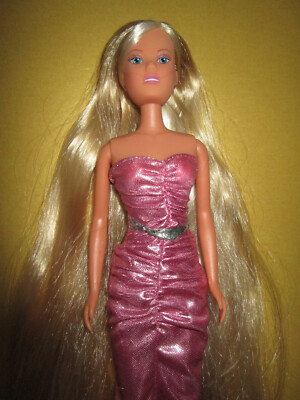 B1742) SÜSSE BLONDE DOLL EXTREM LANGE HAARE SIMBA TOYS GLÄNZENDES KLEID+SCHUHE