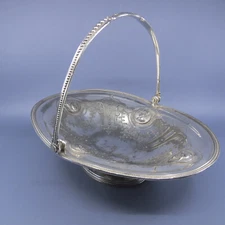 c1866 MIDDLETOWN PLATE COMPANY Silverplate Medallion Bride's Basket Fruit Bread