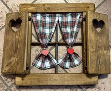 Finestra in legno con grata in ferro. Tendine In Stile Rustico-R-