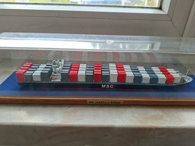 Conrad Modell Containerschiff MSC MS Santa L-Serie in Vitrine, Maßstab 1:1250
