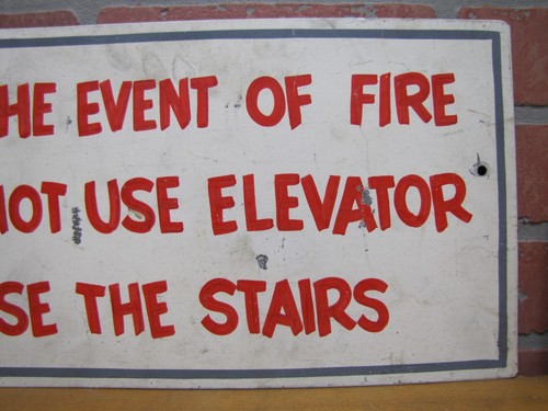 IN CASO DI INCENDIO NON UTILIZZARE ASCENSORE UTILIZZARE LE SCALE Orig Old Safety Ad Cartello Pubblicitario - Foto 5 di 12
