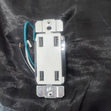 Leviton USB4P-W 4.2 Amp Decora 4-Port USB Charger Combo Outlet, White