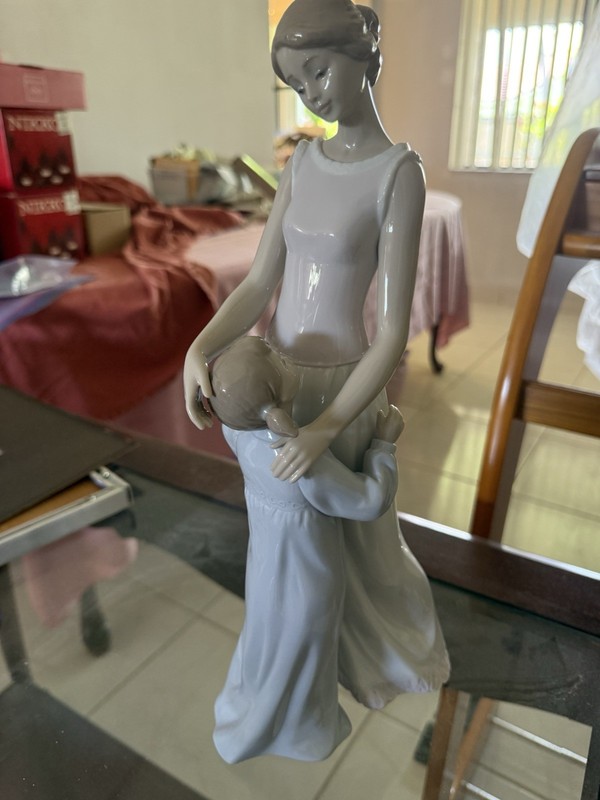 Lladro 6771 Someone To Look Up To  - Brand New Condition- No Box