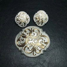 Vintage Pin Brooch & Pierced Earrings Set Silver Tone Whit Gold Design. 10063
