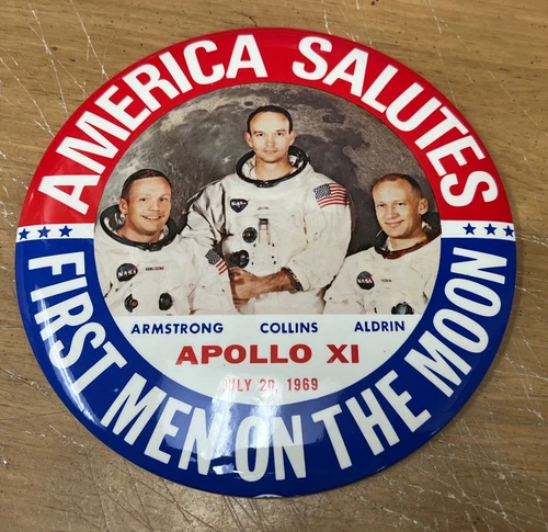 APOLLO 11 AMERICA SALUTES FIRST MEN ON THE MOON 1969 PIN/display BUTTON  6”