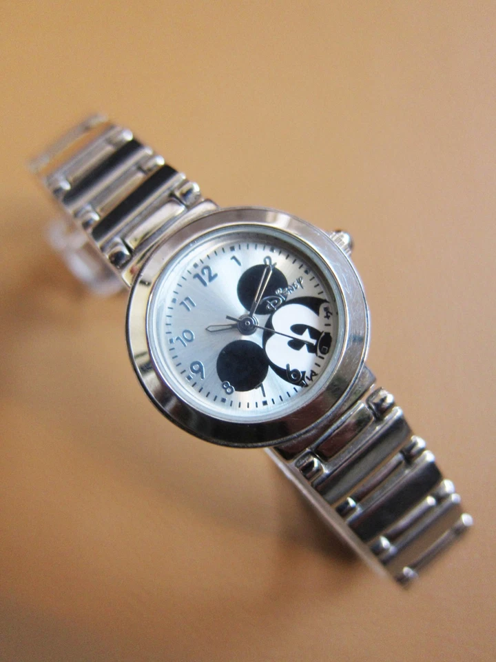 Reloj de cuarzo Disney Mickey Mouse SS para dama Foto 2 de 4