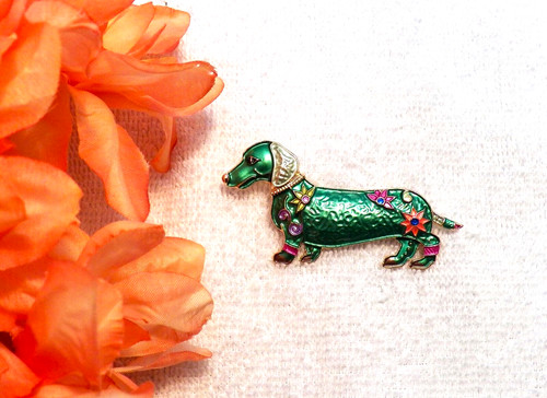 CLASSIC PIN BROOCH DOG HOUND GREEN DACHSHUND SHORT LEGS PUPPY CANINE GOLD TON P5