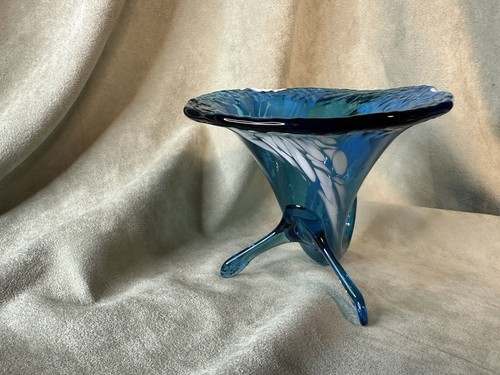 Vintage Art Glass Hand Blown Splatter Glass Blue White Cornucopia Vase 5”T - Picture 2 of 9