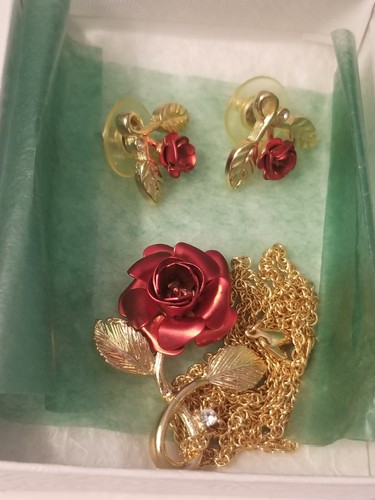 Rose Of Romance Necklace and Earrings Storyline By JJI 1998