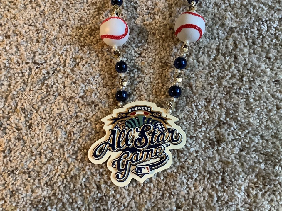 2002 ALL STAR GAME NECKLACE W/MEDALLION AND TEAM SCHEDULE MILWAUKEE - Image 2 of 4