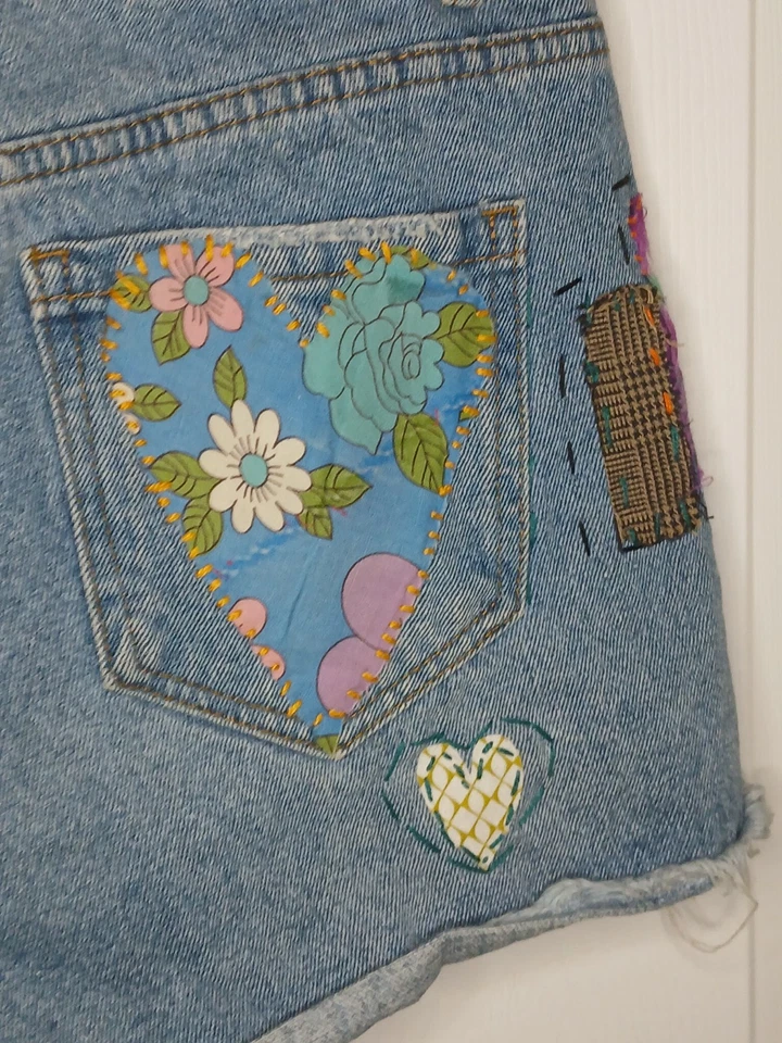 Pantalones Cortos de Denim Hippie Love Personalizados Patchwork Únicos Hechos a Mano Foto 3 de 4