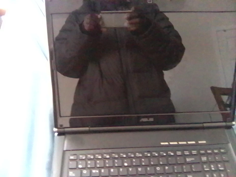 ASUS RoG G72GX Gaming Laptop, Intel Core 2 Duo, 6 GB RAM, No HDD, FOR PARTS - Image 3 of 4