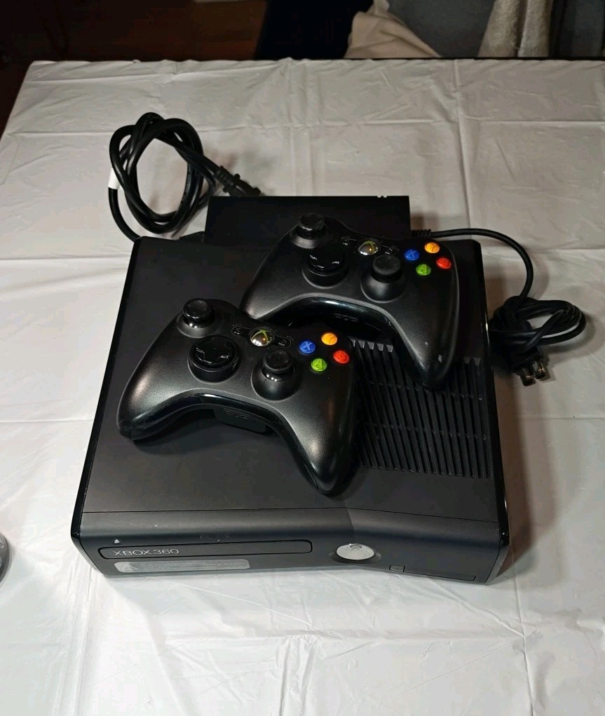Xbox 360 slim 250gb W/ 2 Controllers