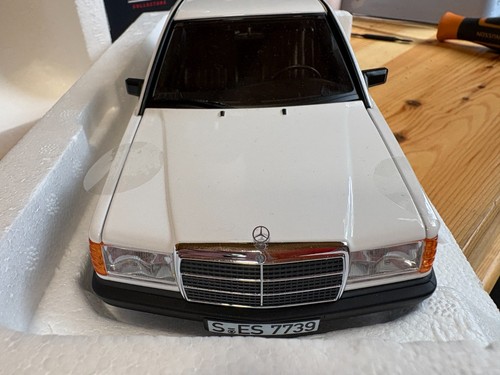 MERCEDES-BENZ 190 E in white 1982 - NOREV 1:18 - Afbeelding 19 van 21