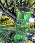 Vtg mid-century emerald green depression-era square bottom glass vase.